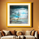 Grande quadro con volto di donna, appeso alle spalle di un divano moderno