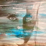 Sguardo femminile che traspare dall'acqua argentea