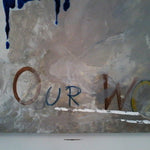 Citazione "Our Word" alla base del quadro tra spatolate di colore beige