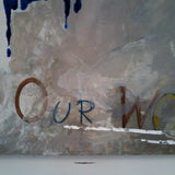 Citazione "Our Word" alla base del quadro tra spatolate di colore beige